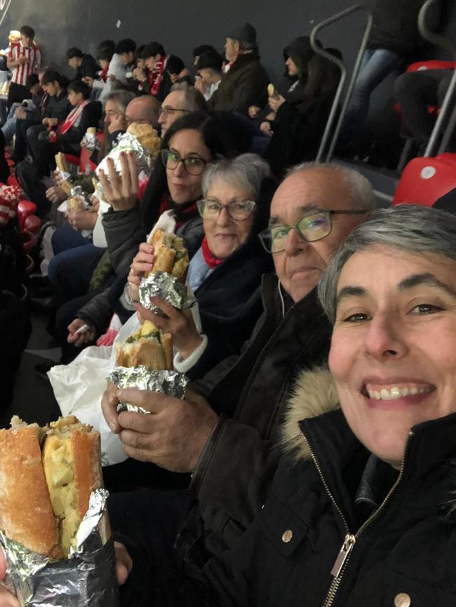 De izquierda a derecha, Rakel, hermana de Henar, María Jesús y Fernando, sus aitas, y Henar, en San Mamés, en el duelo contra el Barcelona.