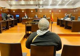 El sospechoso aguarda al arranque de la vista oral en la Audiencia Provincial de Álava.