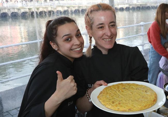 Karen Sanabria y Goixane Bilbao, con su tortilla de patatas en Bilbao.