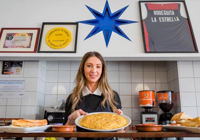 Alexandra Ferrán, la Bodeguita La Estrella, en Vitoria, con una de las 40 tortillas de patatas que elabora cada día para la barra y para llevar.