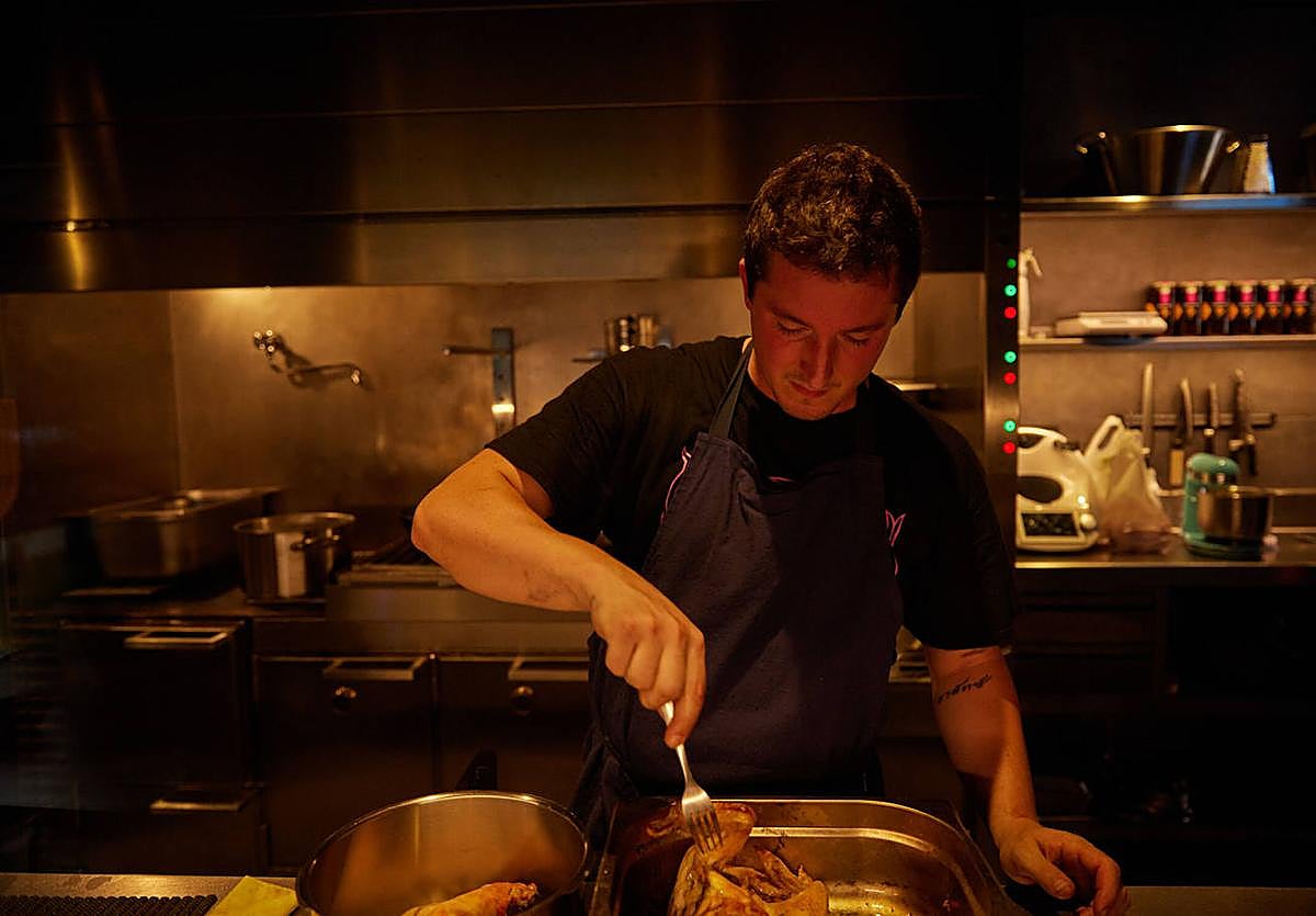 Alatz Bilbao en la cocina del Bakea.