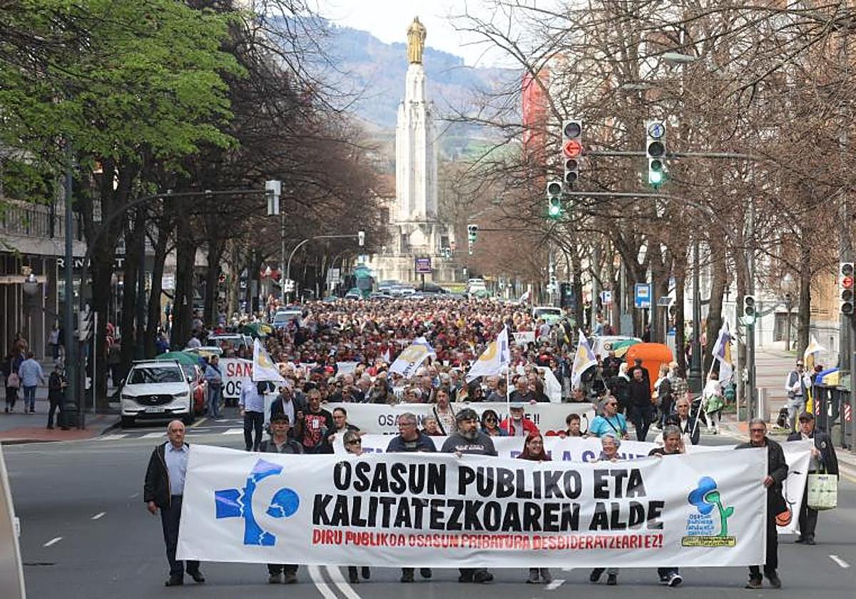 La manifestación, que recorre la Gran Vía, al inicio de la protesta, en el Sagrado Corazón.