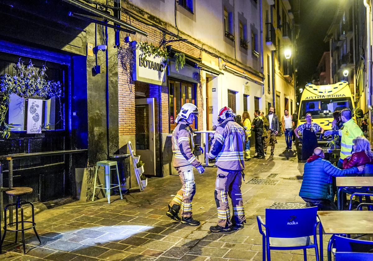 Los servicios de emergencias frente al bar Botanic la noche del jueves.