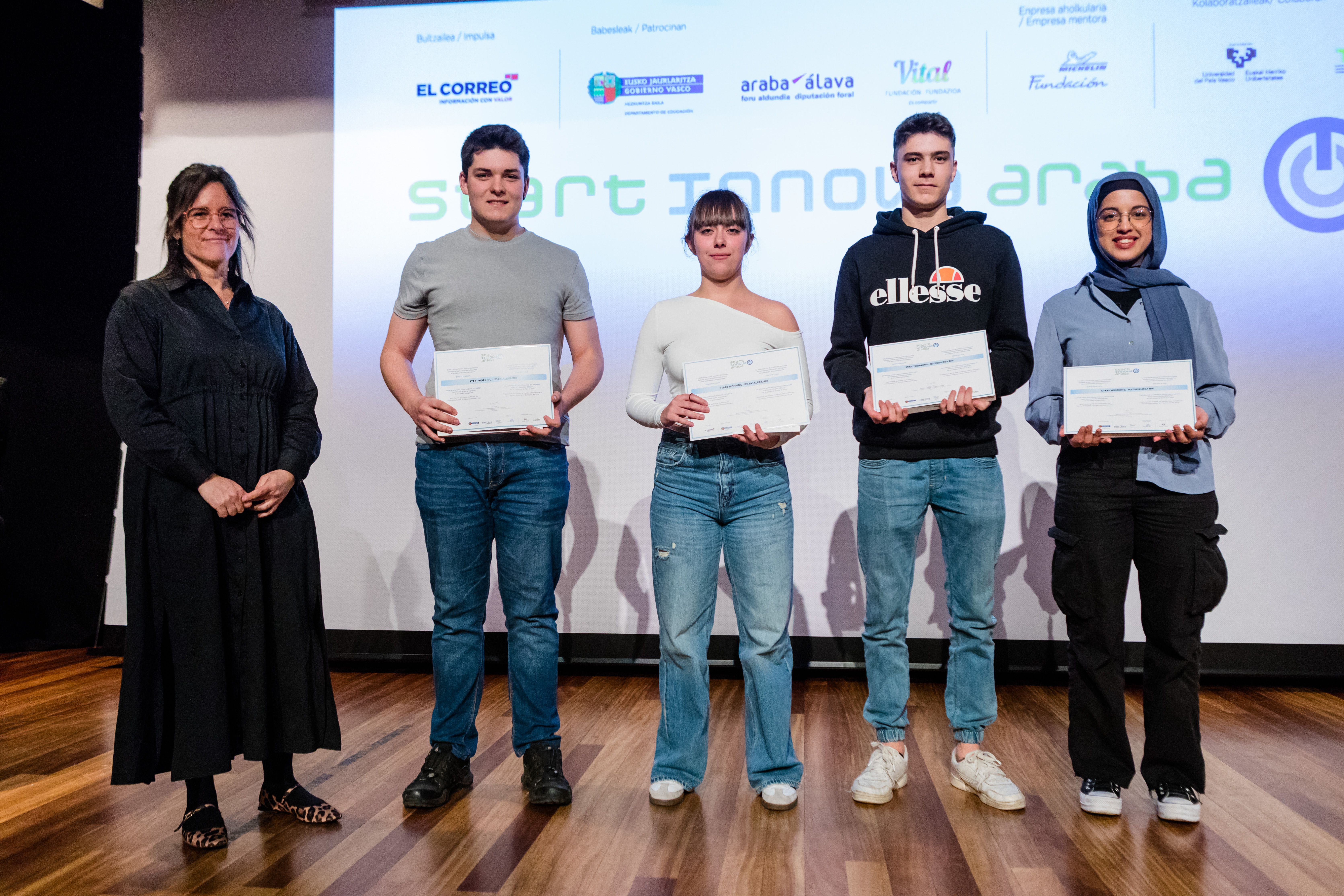 Ainhoa Pereita, directora ejecutiva de las Fundaciones Vitales, entrega el premio Jokin Eguileor Pinedo, Naroa Díez Salgado, Mikel Valenti Rey y Jadiyatu Ahmed Goulam.