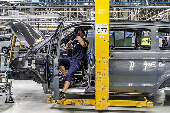 Un trabajador de Mercedes en la línea de montaje