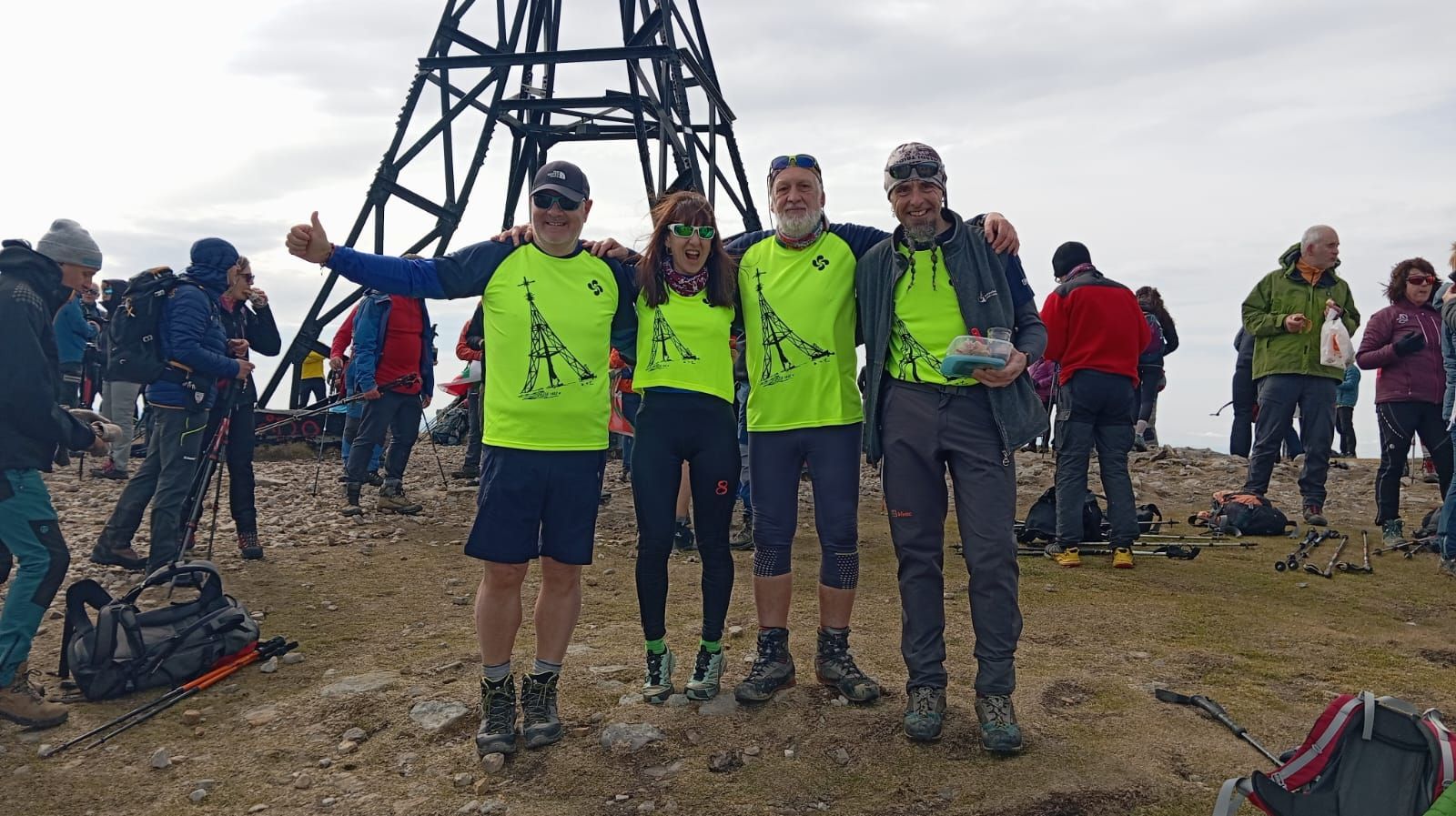 Alfonso, Edurne, Pedro y Joseba, del Ganguren, se sumaron a la fiesta montañera en la Cruz del Gorbeia con camisetas conmemorativas.