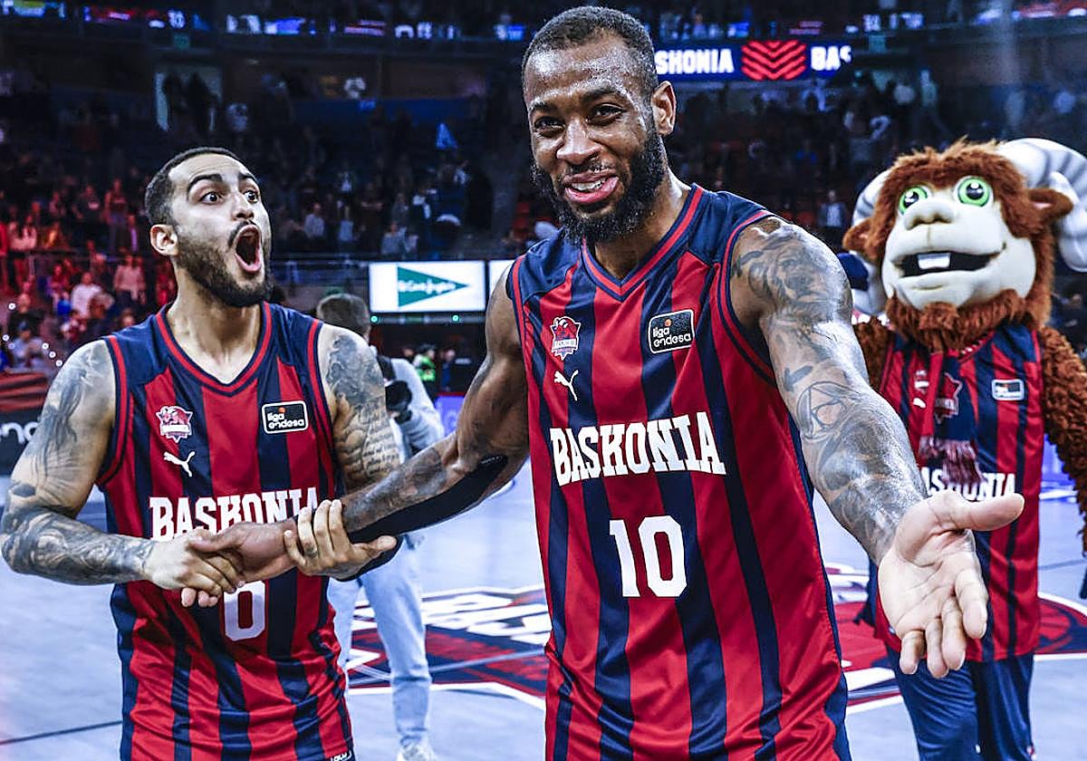 Miller-McIntyre y Howard ríen tras finalizar el partido.