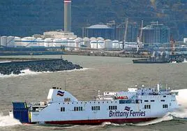 Un buque de Brittany Ferries se abre paso entre el fuerte oleaje junto al Puerto de Bilbao.