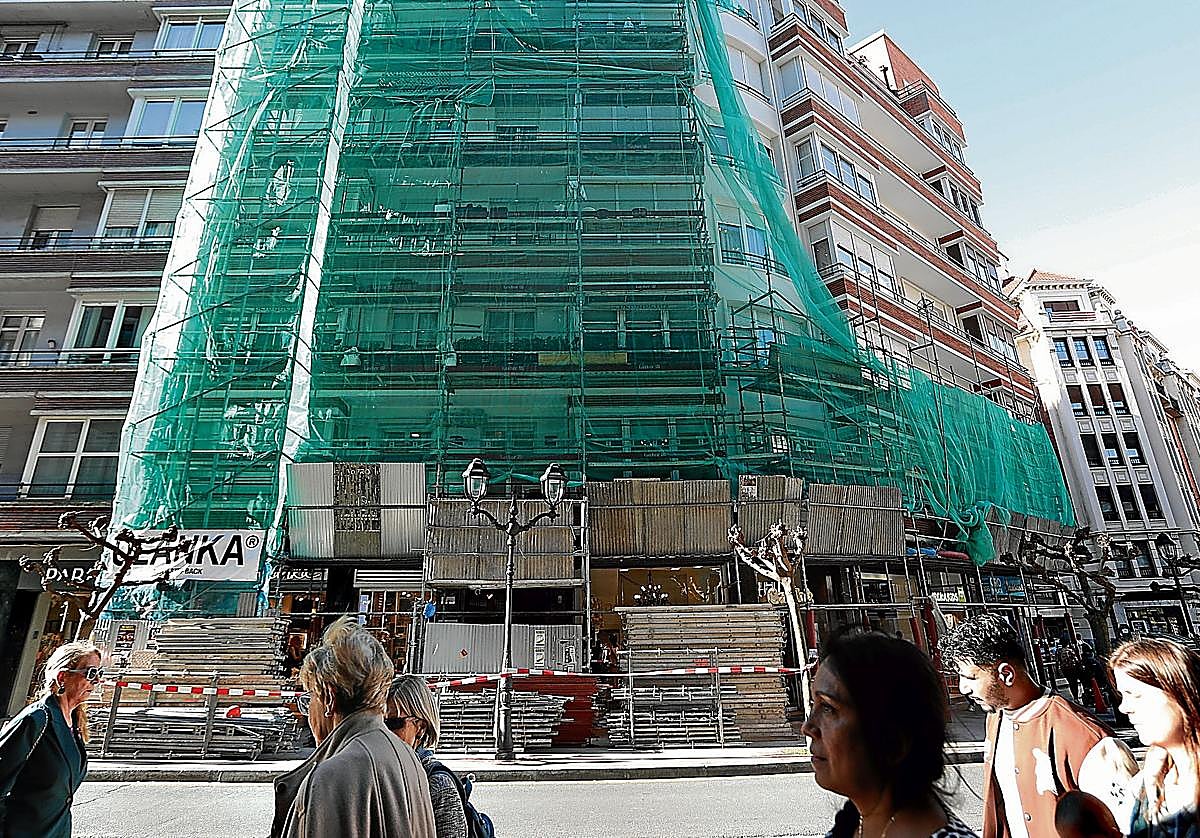 Con andamio. Edificio en restauración en el centro de Bilbao.