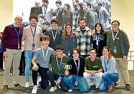 El equipo de la Ikastola Begoñazpi celebra el pase al torneo nacional tras clasificarse en la final autonómica.