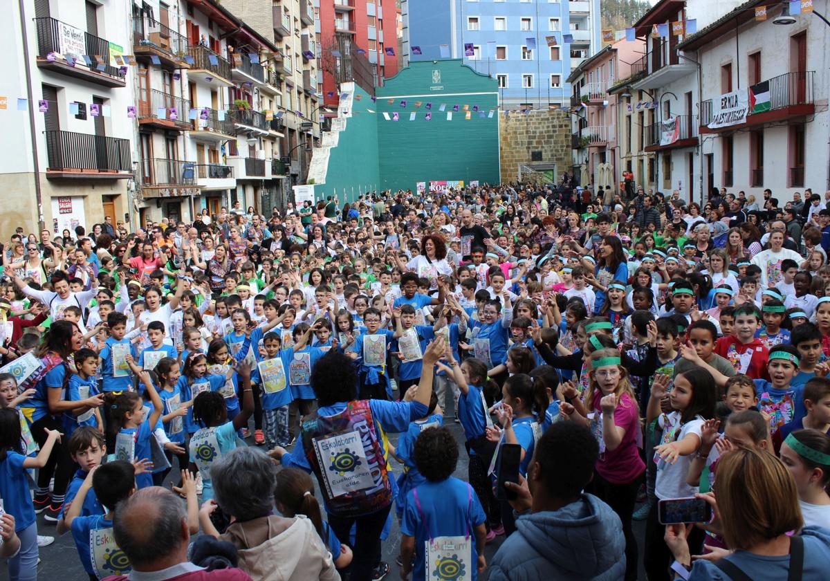 La plaza estaba abarrotada de niños y niñas que disfrutaron bailando.