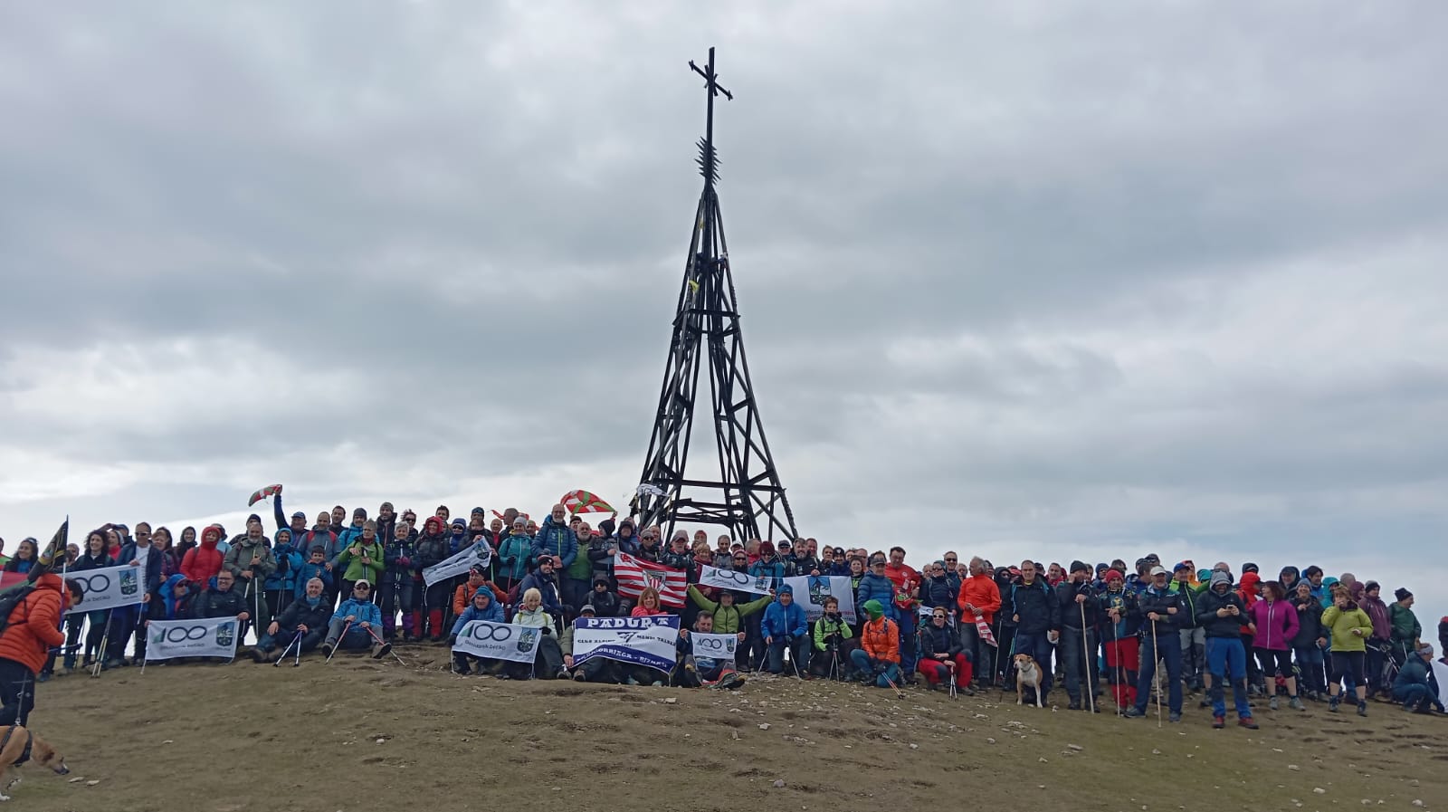 300 mendizales celebran en la cima del Gorbea el centenario de la Federación Vasca de Montaña