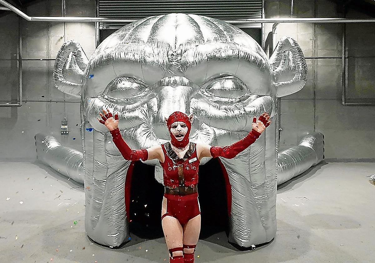 'Surrender'. Jenkyn van Zyl crea un mundo de roedores humanizados.