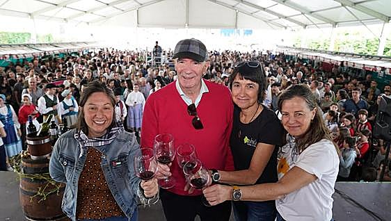 Iribar apadrina la nueva cosecha de txakoli: «Es una bebida que entra muy bien»