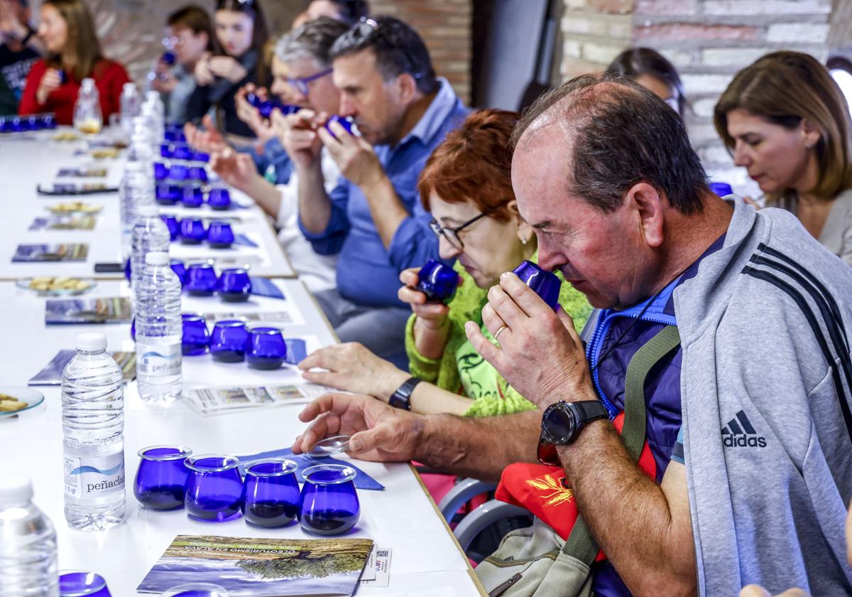 Los visitantes han podido participar en una cata de aceites