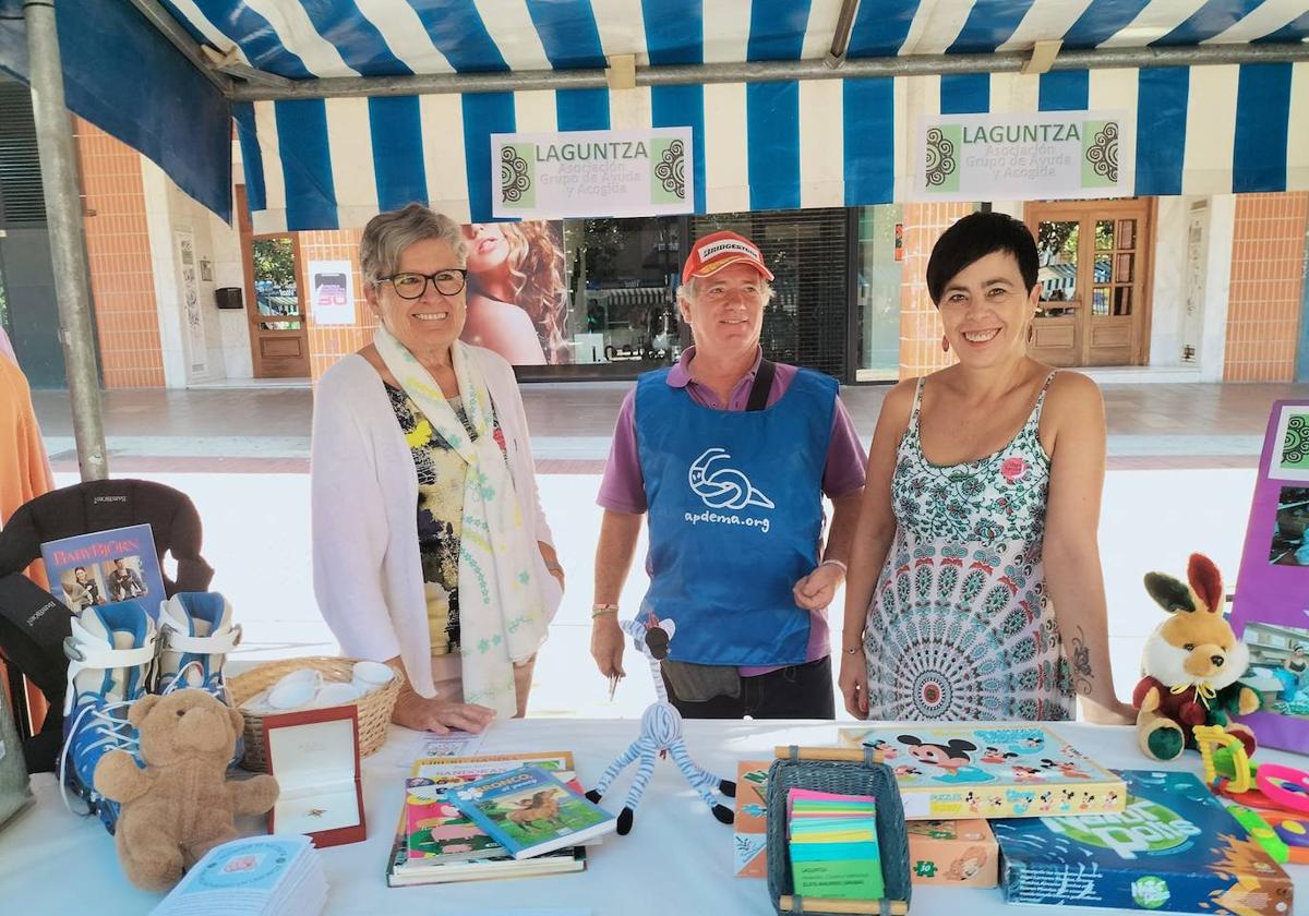 Miembros de la asociación Laguntza en la última feria de la solidaridad de Amurrio.