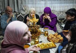 Aya, en primer plano. Alrededor de la mesa del iftar, de izquierda a derecha, Ahmed, Rabia, Hanane, Ayman y Malak.