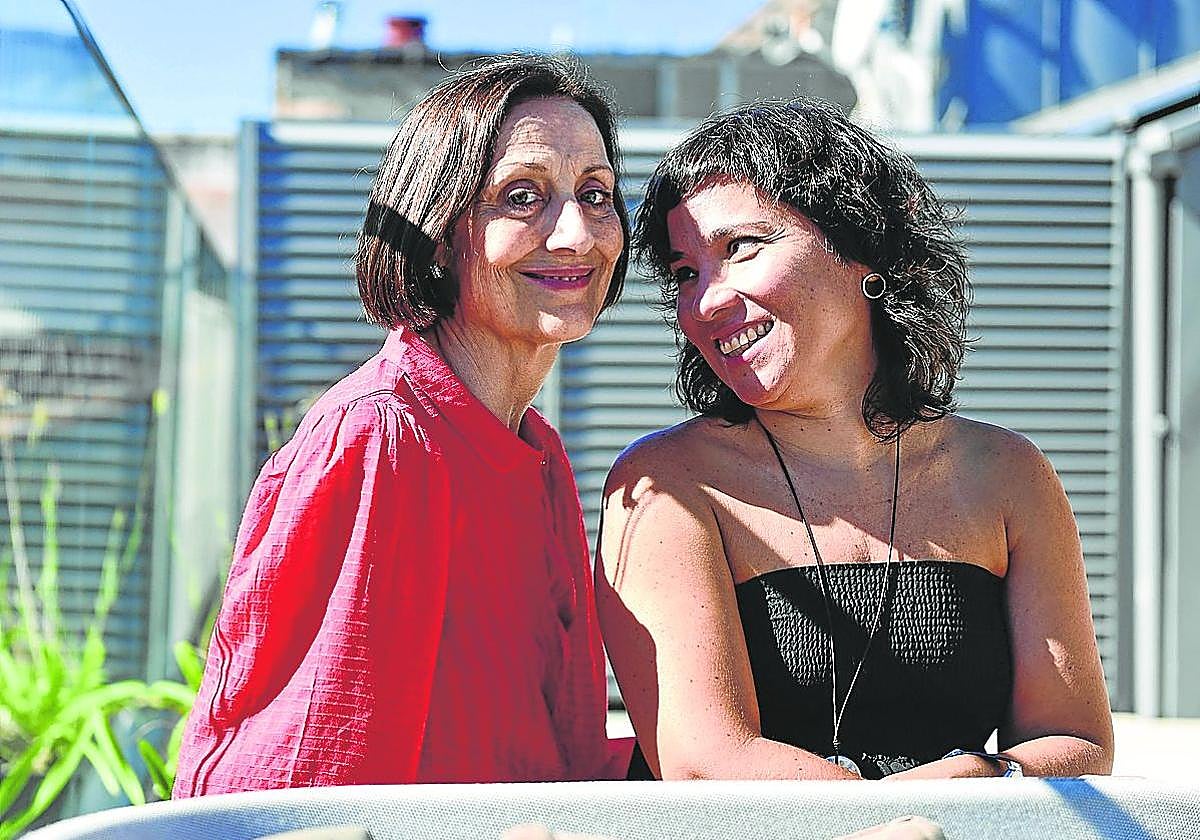 La actriz Carmen Elías -izquierda- ha protagonizado un documental de Claudia Pinto -derecha- en el que relata su lucha diaria contra los efectos del alzheimer que padece.