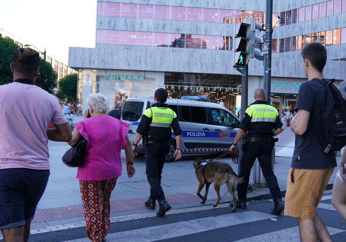 Dos agentes de la Policía Municipal de Bilbao patrullando en el centro de la ciudad.