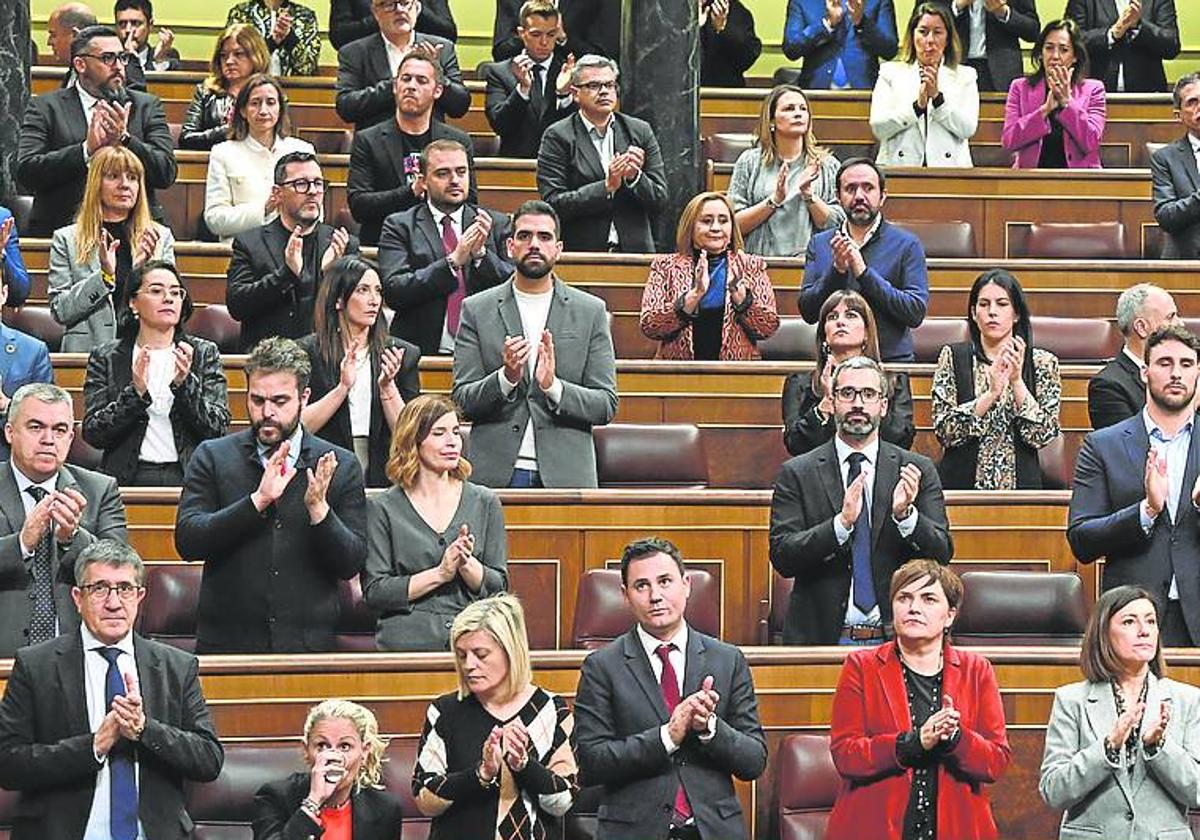 Diputados del PSOE aplauden en una sesión del Congreso.