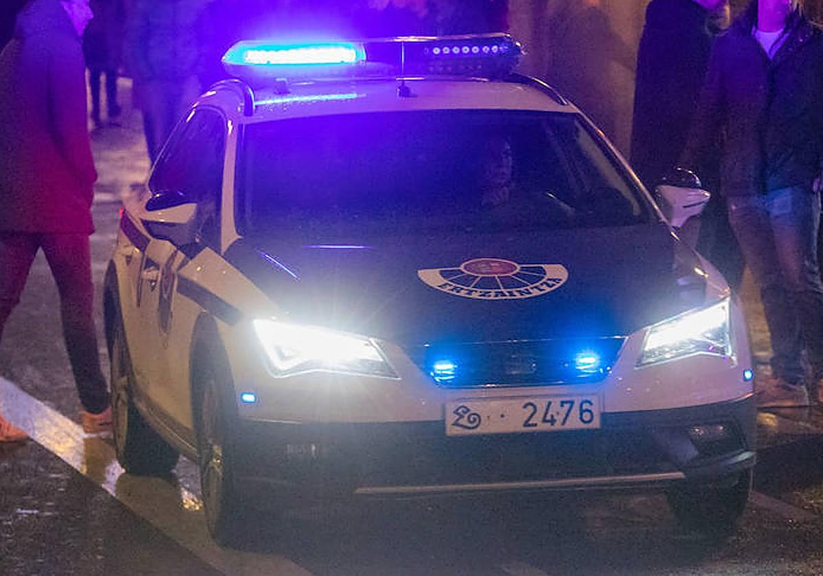Un coche de la Ertzaintza patrulla en la noche de Bilbao, en una fotografía de archivo.