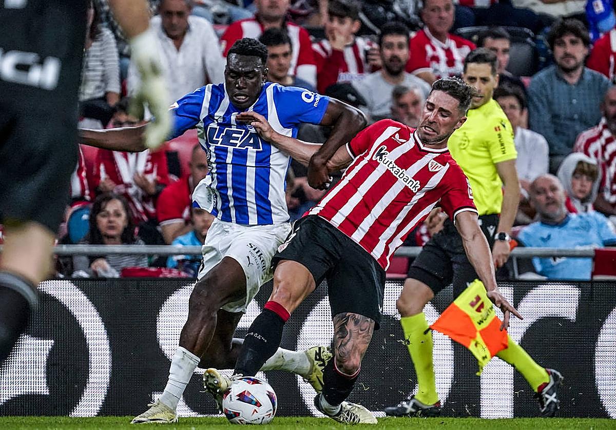 Yeray roba el balón a Samu Omorodion.