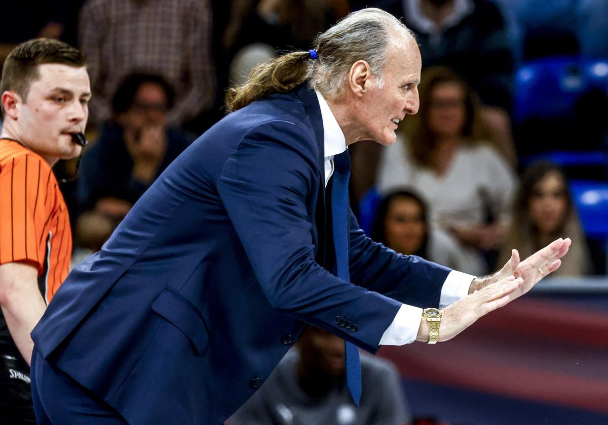 Dusko Ivanovic da instrucciones a sus jugadores.