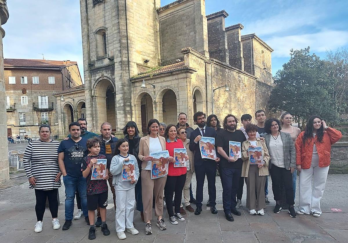 Partipantes de La Pasión de Durango posan ayer en la presentación del evento.