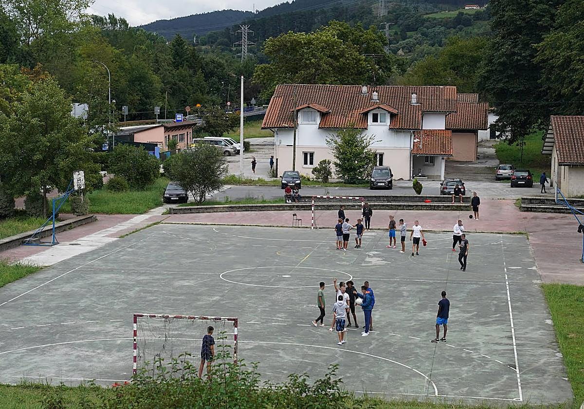 Un grupo de chavales, en las instalaciones exteriores del centro de menores de Amorebieta.