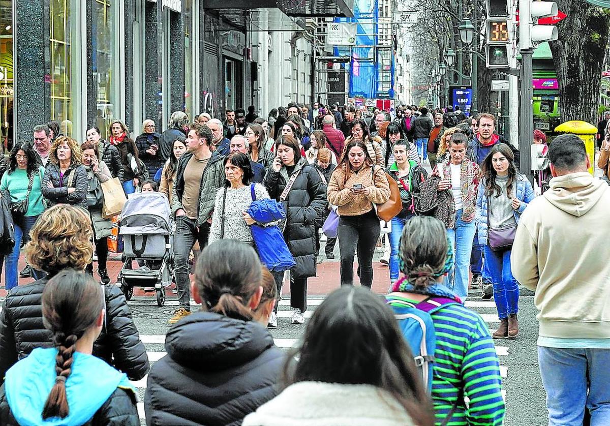 La capacidad de gasto de las familias en Euskadi acusa las subidas acumuladas de precios de los últimos dos años.