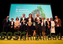 Representantes de las empresas galardonadas y miembros del jurado posan en la entrega de los premios.