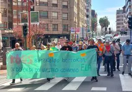 Trabajadores, usuarios y vecinos de Barakaldo se han manifestado este lunes por las calles de la urbe.