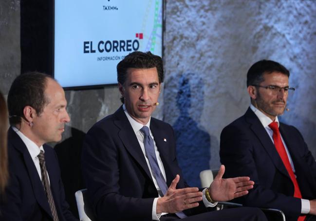 Xabier Ochandiano, concejal de Desarrollo Económico, entre Iñaki Alonso, director general de Hacienda, y Juan Rafael Ramírez, socio de PKF Attest.