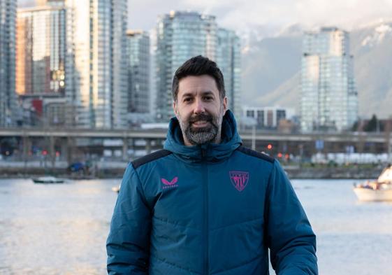 Raúl González posa en Vancouver con un anorak delAthletic.