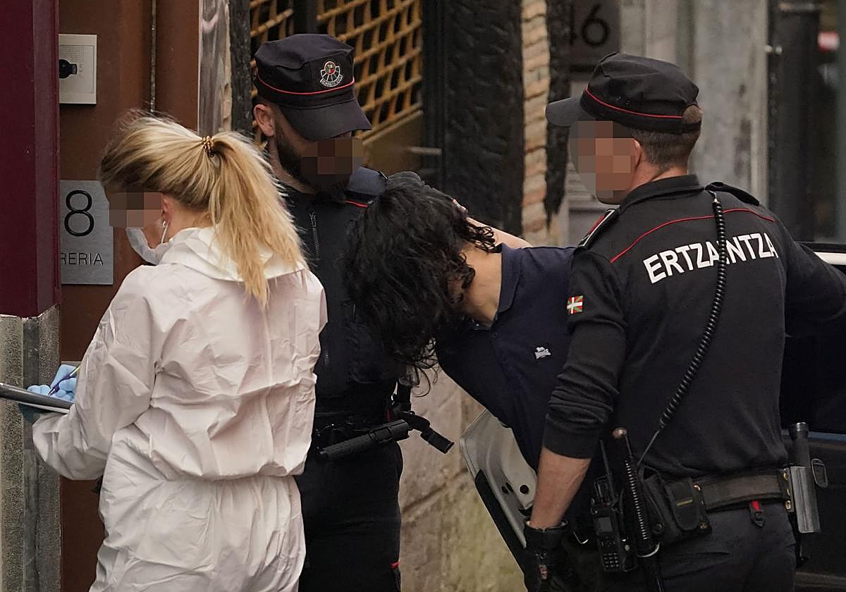 Agentes de la Ertzaintza realizan la inspección ocular de la lonja en el Casco Viejo de Vitoria en compañía del detenido.