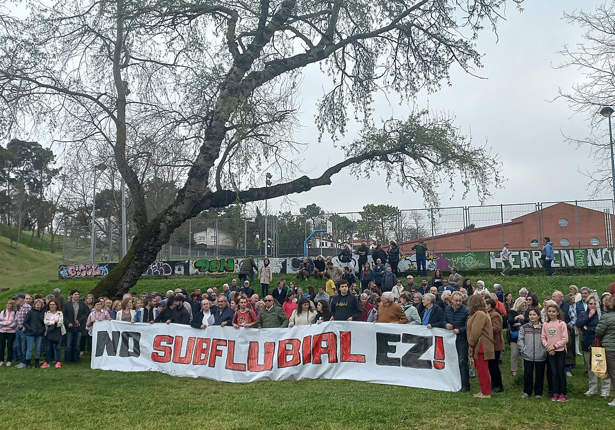 Los vecinos se concentraron en el parque de Artaza, a escasos metros de donde se abrirá el túnel que conectará con Portugalete.