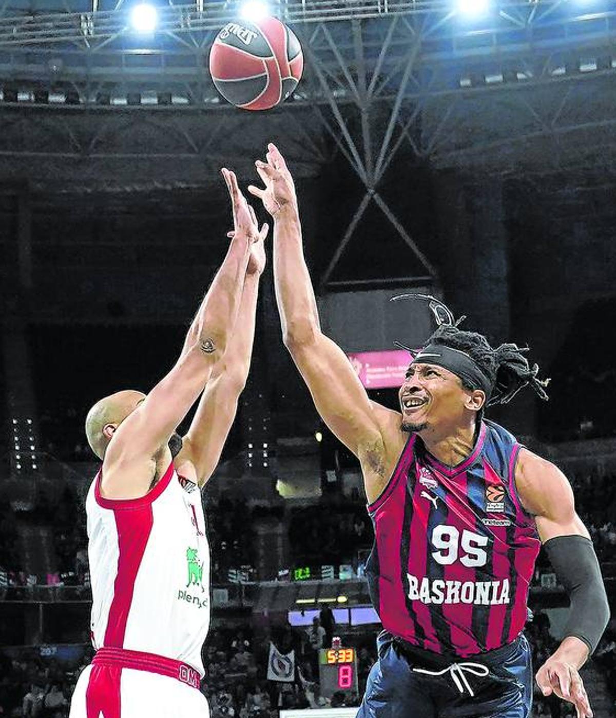 Shavon Shields y Chima Moneke durante el último duelo continental del Baskonia.