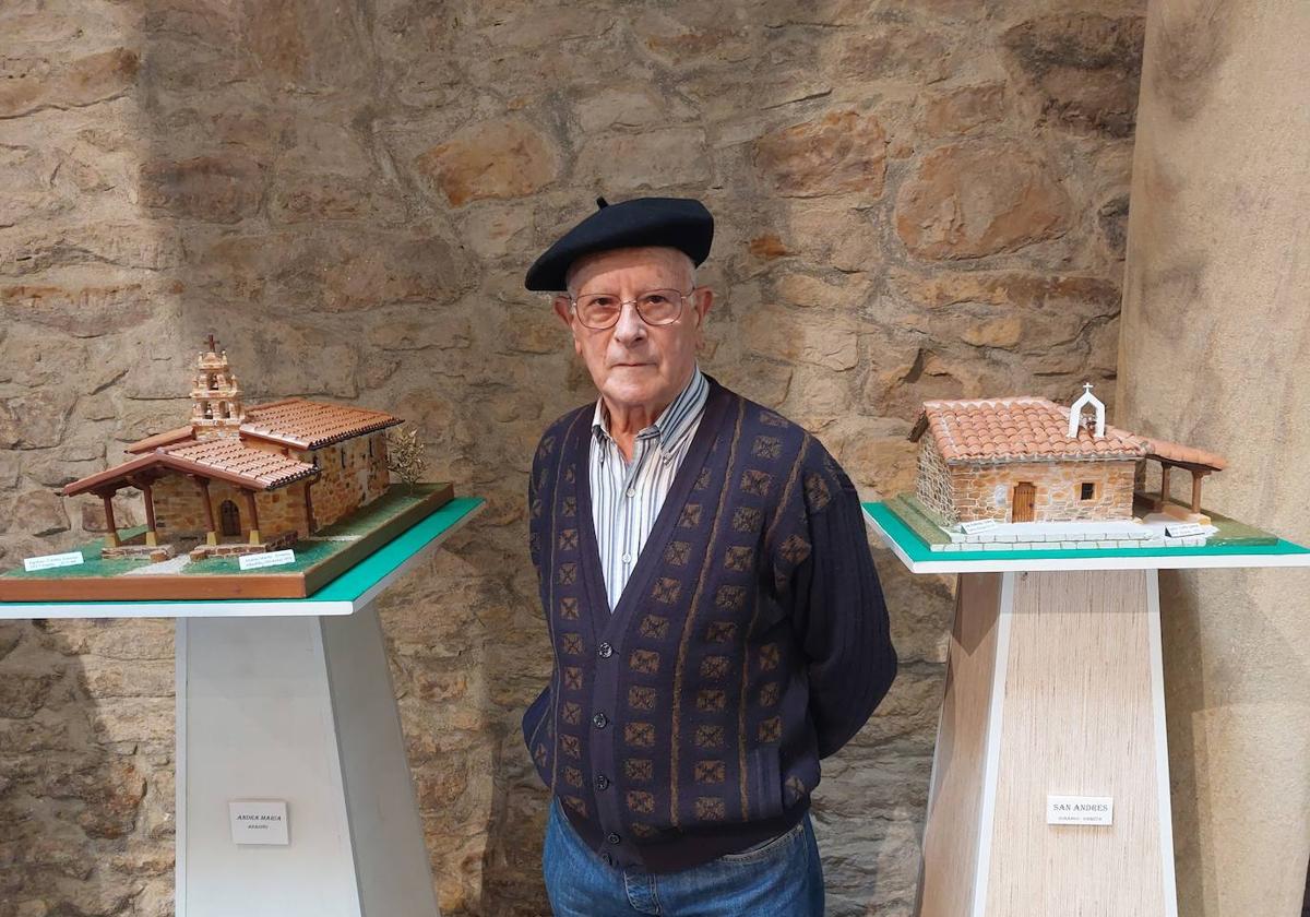 El artista posa al lado de dos de las maquetas en Kurutzesantu Museoa.