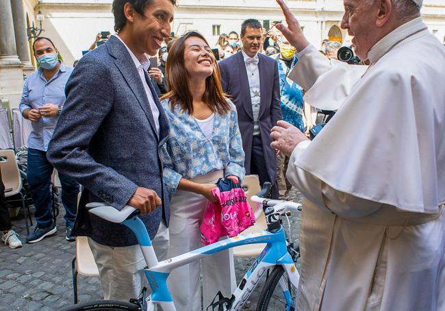 Egan Bernal con el Papa Francisco.