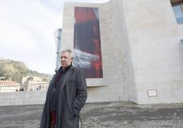 Darío Urzay posa con Juan Ignacio Vidarte delante de una de sus creaciones.