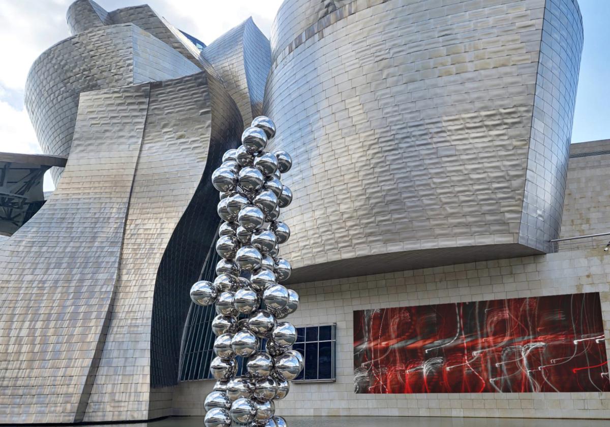 Imagen principal - Darío Urzay viste el Guggenheim de rojiblanco