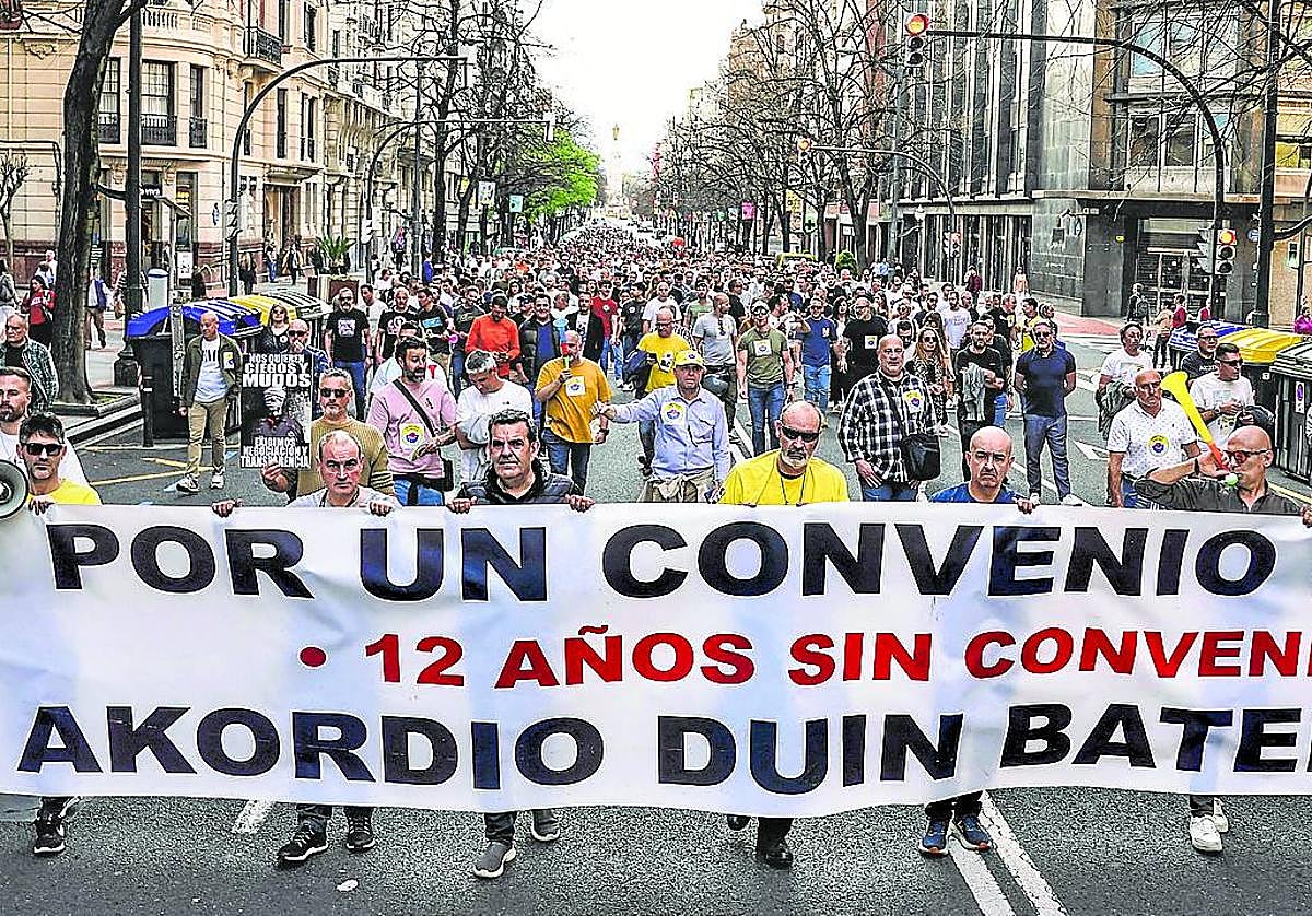 La manifestación de ertzainas recorrió la Gran Vía de Bilbao.