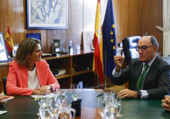 La vicepresidenta tercera, Teresa Ribera junto al presidente de Iberdrola, Ignacio Galán.
