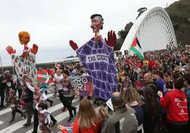 Cientos de personas han recibido a la Korrika en el puente de Calatrava de Ondarroa.