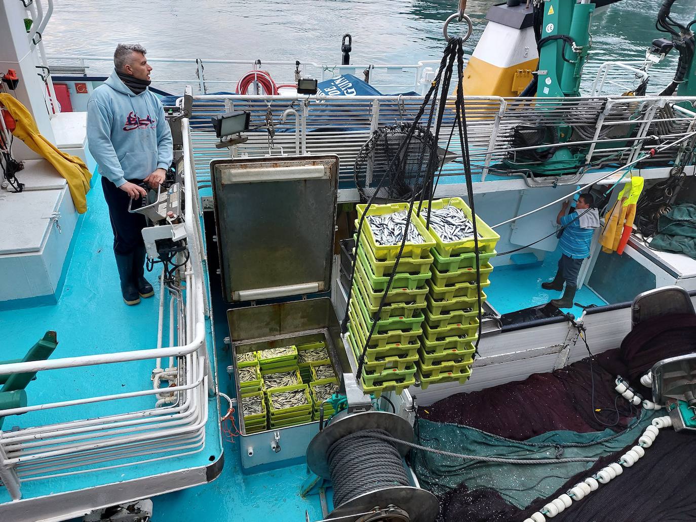 El puerto de Ondarroa recibe grandes cantidades de anchoa durante la primavera.