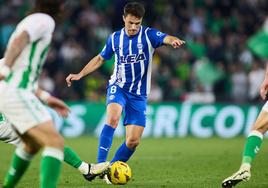 Guevara conduce el balón en el partido contra el Betis de esta temporada.