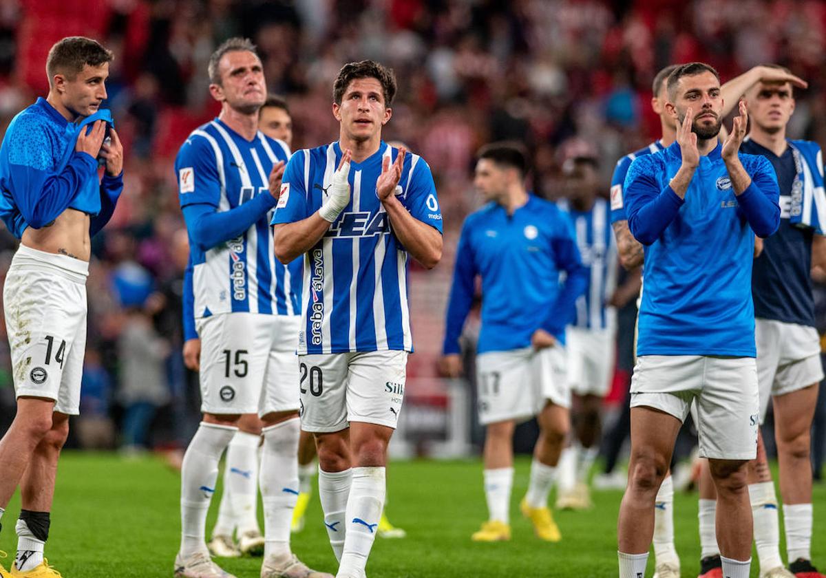 La plantilla del Alavés agradece el apoyo tras un partido.