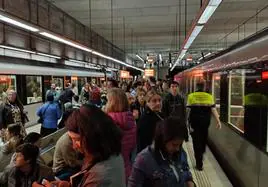 El metro registra retrasos durante casi tres horas por la avería de un convoy en Indautxu