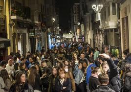 Jóvenes ajenos a la información disfrutan del ambiente de la 'Cuchi', en Vitoria.