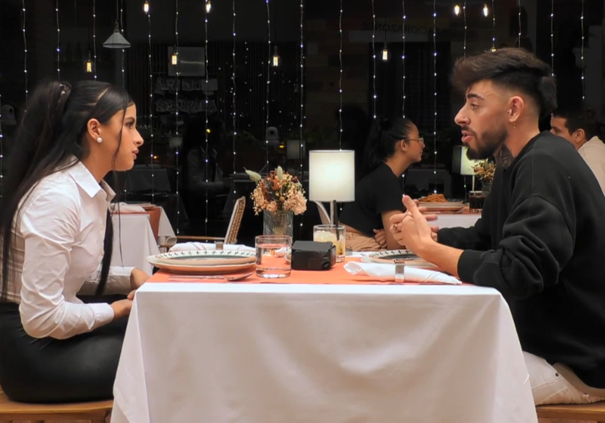 Un soltero de 'First Dates' alucina con su cita por no saber situar Girona, pero pregunta si Castellón está en Andalucía